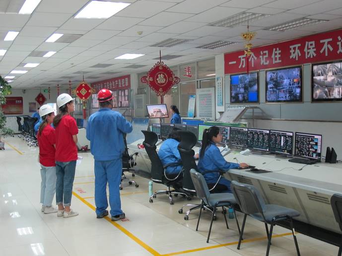 实践调研队查看工厂内的监测设备 马思远 摄